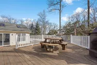 Lakeview-Hot Tub-Pool Table-Poker Table-ArcadeGame: Harmony Lakeview Haven