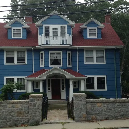 Blue Magnolia - A quiet apartment in a quaint Gloucester MA village