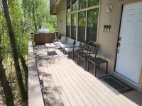 Pet friendly/walk to restaurant/bar and golf