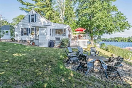 Private waterfront home Отели в г. Сандан