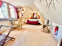 Fairytale Themed Secluded Cabin- Pets ok, King Bed, Fast Wi-Fi! Отели рядом с достопримечательностью «Лейк Арроухед Виллидж»