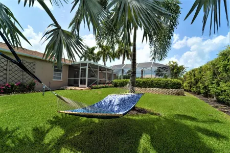 New Renovation-3BR Beach House with Stunning Pool Отели рядом с достопримечательностью «Парк Каксамбас Бот»