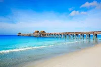 NAPLES RETREAT REMODELED, 2 KING SUITES, POOL, TENNIS, GYM,10 MIN TO BEACH