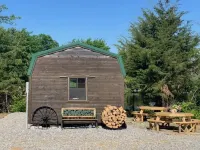 Big Mike's Cabin on the lake, next to ball diamonds nestled in 3 -cabin village Hotels in Brown County