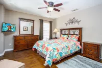 Watersong Heights, a Spacious 6 bedroom Villa on the Gated Watersong Resort Hotel a Davenport