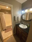 Cozy retreat near downtown, amphitheater, short walk to Deschutes river, has AC!