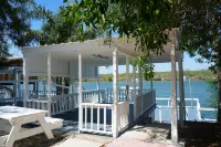 FISHING THEME COTTAGE; WATERFRONT FISHING PIER!