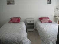 cottage in the countryside with its view of the black mountains Hotels in Finistère