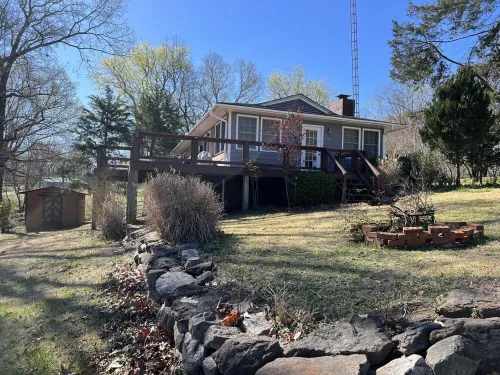 Charming home with lake views Hotels in Bracey