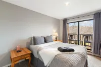 Mount Snow Condo: 4 min Walk to Sundance Lift (High Speed - 6 Seat)