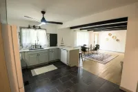 Cozy Cottage, 3 mins from EVV, fenced yard