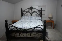 FISHING THEME COTTAGE; WATERFRONT FISHING PIER!