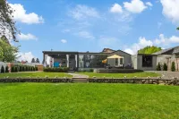 Modern WATERFRONT w/ Private Dock+ Fire Pit+ BBQ+ King Bed - con encanto