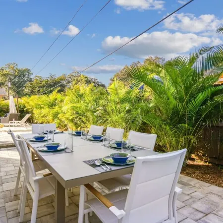 Clearwater Villa 6 Br, Heated Pool,  Mini Golf,  4K Projector Lounge Theatre