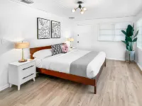 2Br/2ba Beach Bungalow with Expansive Backyard. Lake Worth Beach Park附近的飯店