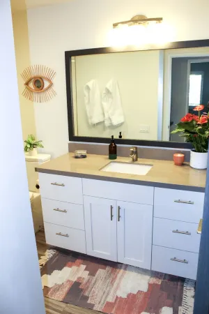 Modern & Chic One Bedroom Condo, centrally located Отели рядом с достопримечательностью «Муртен Ботаникал Гарден»