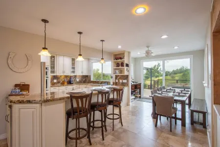 Serene Private Home, Sunset View+Hot Tub+EV Charge