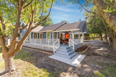 America's Lake Cabin with Patio & Firepit! 콜린 서클 공원 주변 호텔