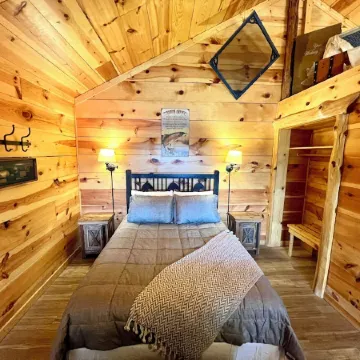 Best Catch #49 Cabin in Town, Walking Distance to the Courthouse Square.