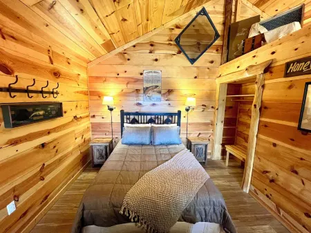 Cabin in town, walking distance to the courthouse square. Отели в г. Маунтин-Вью