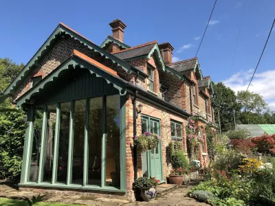 Birchwood Cottages presented by Lazy Daze. Hotel in zona Horsham Park