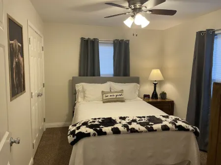 Cozy East Side Condo in Washington close to City Park and Hospital