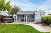 Fully remodeled 2-bedroom house in welcoming Arvada with hot tub!