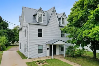 Take In MQT - Convenient Main Apt, Walking Range! Hotels near Father Jacques Marquette Statue