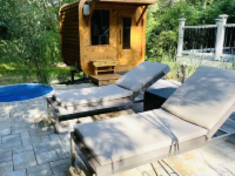 Luxurious Spa Suite with Jacuzzi, Outdoor Sauna, Plunge Pool and Steam-bath Hotels in Durham