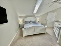 Lissa's Retreat- 4 BDRM 3 BA Sleeps 12! Indoor Pool, Gym, Fishing, Golf, & Park