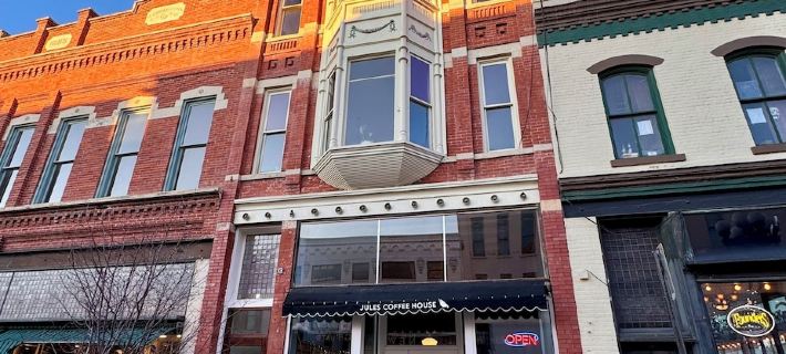 NEW Beautiful Downtown Historic 3 bedroom apartment on iconic Pearl Street Hotels in La Crosse