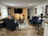 Completely renovated mobile home sitting own a pond. Hotel a Moultrie