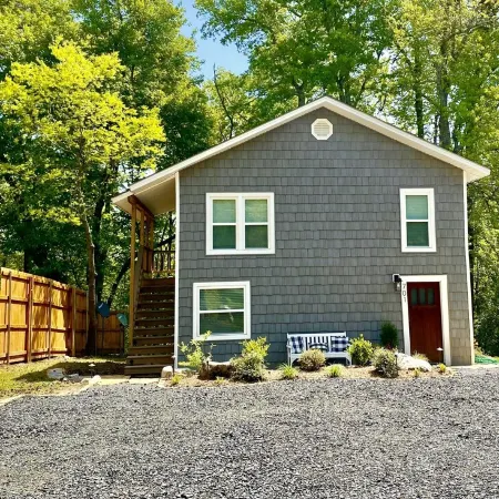 Modern Apartment on The Talimena Scenic Byway-walk to downtown