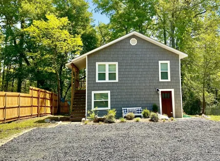 Modern Apartment on The Talimena Scenic Byway-walk to downtown