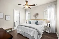 The Hollie House- Storybook Craftsman Cottage in Dripping Springs Hôtels à proximité de : Ian's Chapel at Camp Lucy