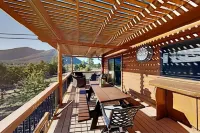 Spacious Chic Cabin with Gorgeous Views, Outdoor Lounge, Family Friendly