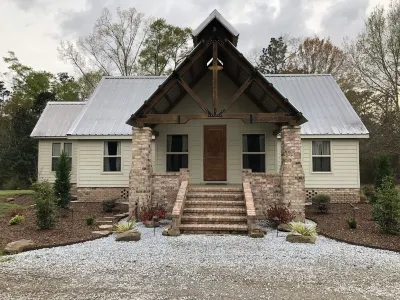 "Rustic Retreat" Timber Frame near Sam Houston Jones State Park & Casinos Отели рядом с достопримечательностью «Парк штата Сэм Хьюстон Джонс»