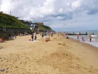 Hillside 2 bedroom holiday bungalow, sleeps 6, south facing, 5 min walk to beach