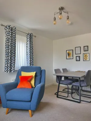 Bright 2-bedroom apartment with parking in Montrose Hotels in 