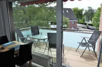 Sunny 2 room apartment near the beach with balcony and partial sea view فنادق في شاربوتز