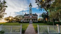 Fall Deals! Ground Floor-Close to Beach Village Pier Restaurants. Dog Friendly!