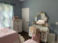 The Bluegrass Bungalow: Newly Constructed Sleeps 6: 3 beds 1.5bath. One Level. Hotels near CJ Banks