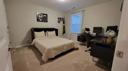 3-Bedroom Executive Rental Just 19 Minutes from River Street Отели рядом с достопримечательностью «Спортивная площадка Стиплчейз»