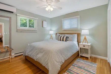 Beautiful Newport Home - The Cottage At Restmere, South Отели рядом с достопримечательностью «Публичная библиотека Мидлтаун»