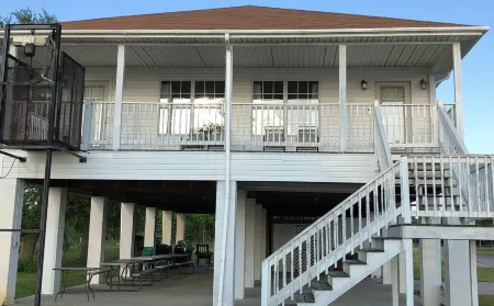 Water Front Beach House on the Bay, Boat Launch, WiFi with Great Sunset Views