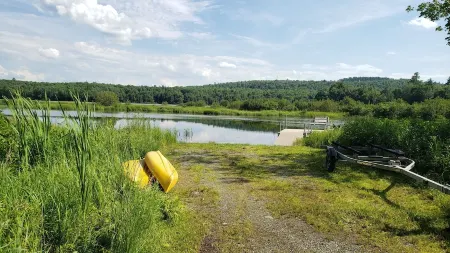 Moose Cabin: Charming 2-bedroom cabin with WiFi, AC in relaxing Sebec Отели в г. Себек