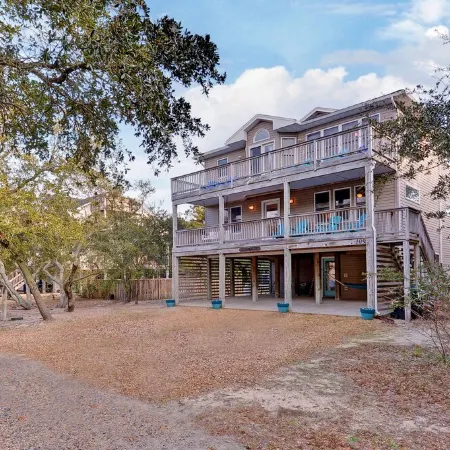 "Good Tides" Oceanside beach house with private heated pool & hot tub, Duck, NC