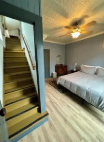 The Spruce House on Rock Creek- Hot Tub, 2 Kings, 2 Queens/ 2 bath, Fenced Yard