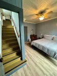 The Spruce House on Rock Creek- Hot Tub, 2 Kings, 2 Queens/ 2 bath, Fenced Yard