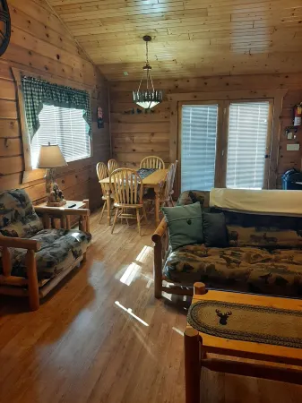 Cozy 2 Bed 2 Bath Cabin located next to Three Bears Resort in Warrens Wisconsin Отели в г. Уорренс
